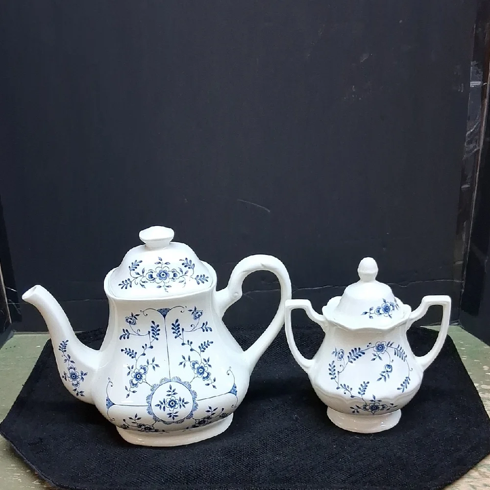 Vintage Churchill‎ Finlandia teapot and sugar bowl set  with blue onion design